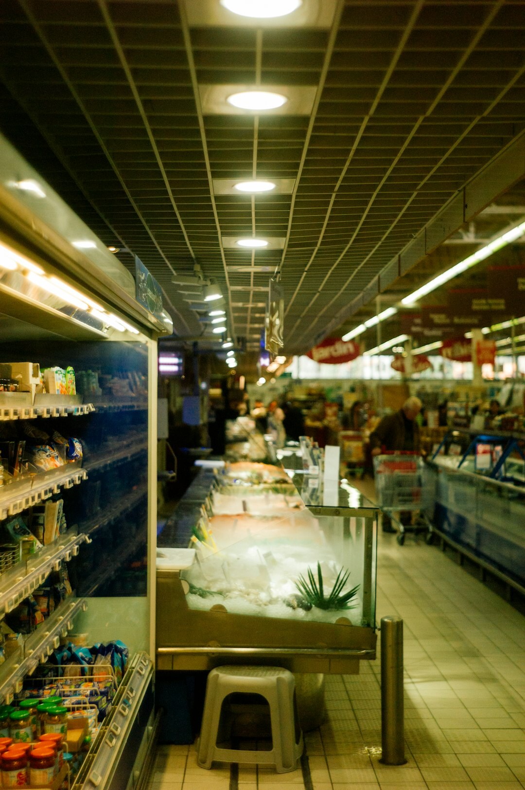 detective in supermarket