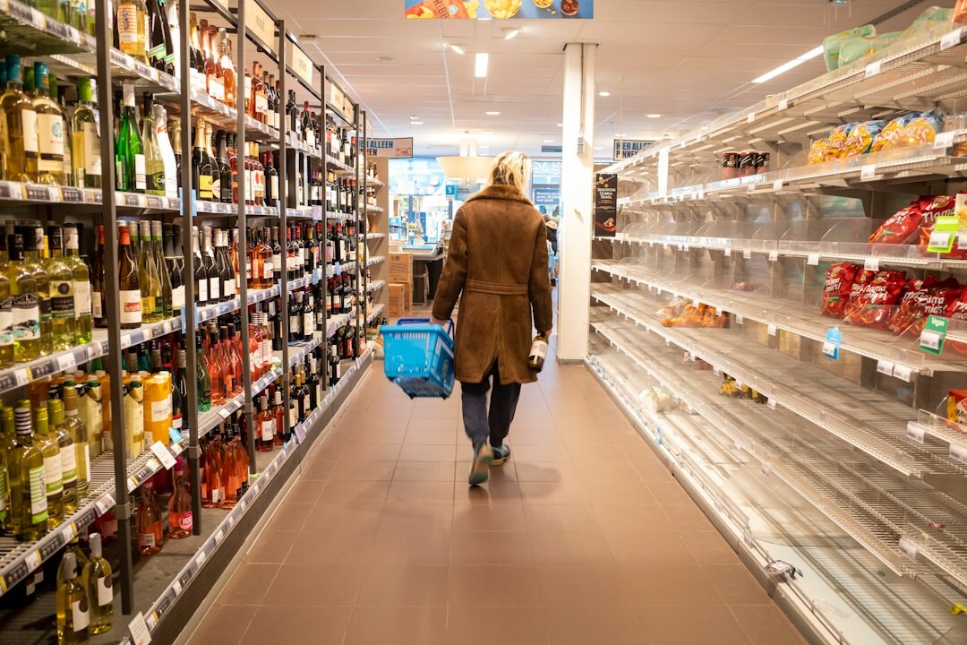 detective in supermarket