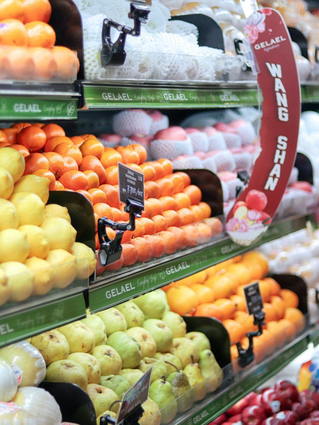 detective checking fruit aisle